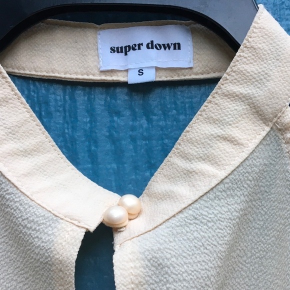 NWT Superdown Kristina Blush Button Neck Halter Keyhole Blouse Women’s Size S - Picture 3 of 5